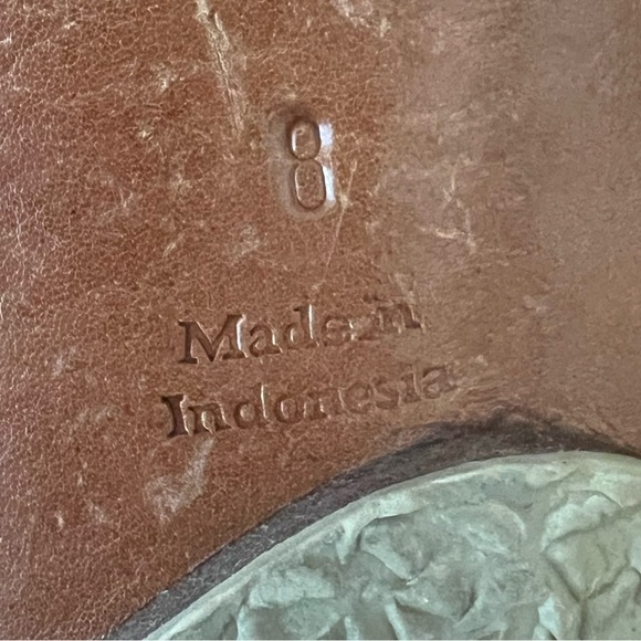 Mystique leather Tan Sandals with Blue Gem Accents size 8 - Picture 4 of 6